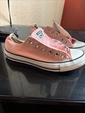 Converse Low-Top Sneakers in Dusty Pink